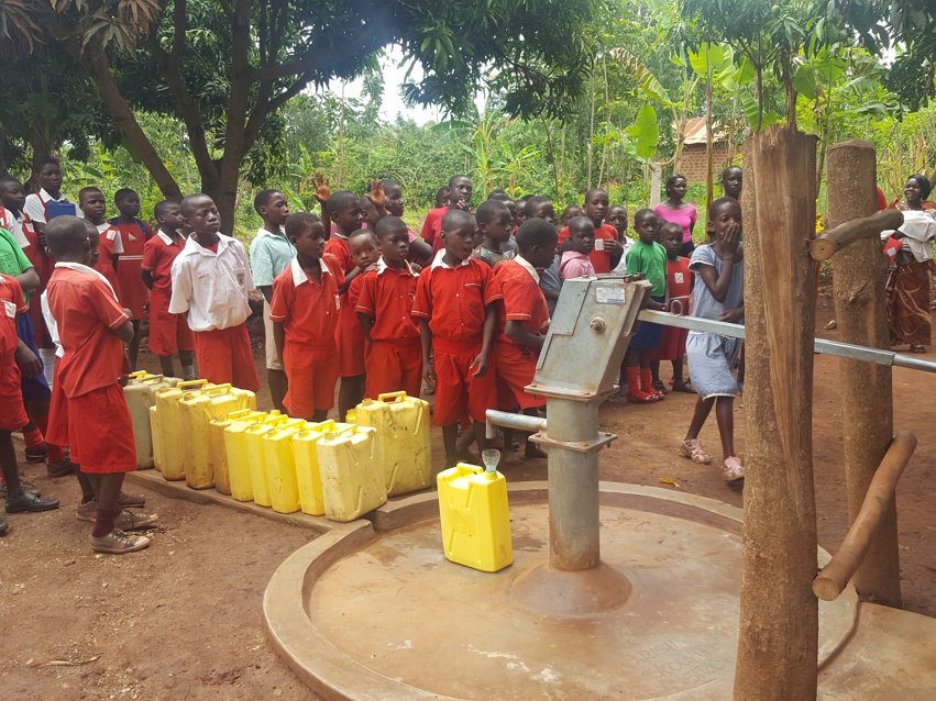 Åpning av brønn i Uganda